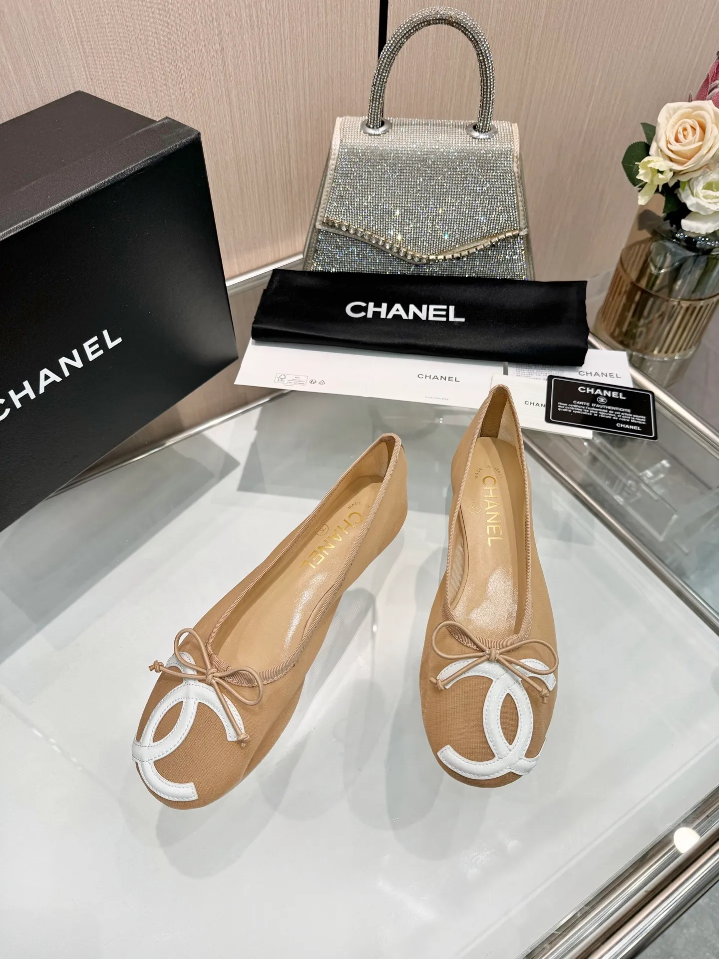 👟👟Ex-factory price 480👟👟 | ²⁰²5 𝐬𝐬 🤍🤎𝐂𝐇𝐀𝐍𝐄𝐋 Chanel 26A catwalk style handmade Mary Jane women's shoes. Ballet shoes are so amazing, the bow pattern is so cute! Even if I don’t wear flat shoes, I can’t resist the temptation! The second recommended pair of Chanel logo women's shoes has great texture and is versatile. It is made of lambskin and has an original two-color outsole. Size: 35-40 (41 can be customized and cannot be returned or exchanged)
